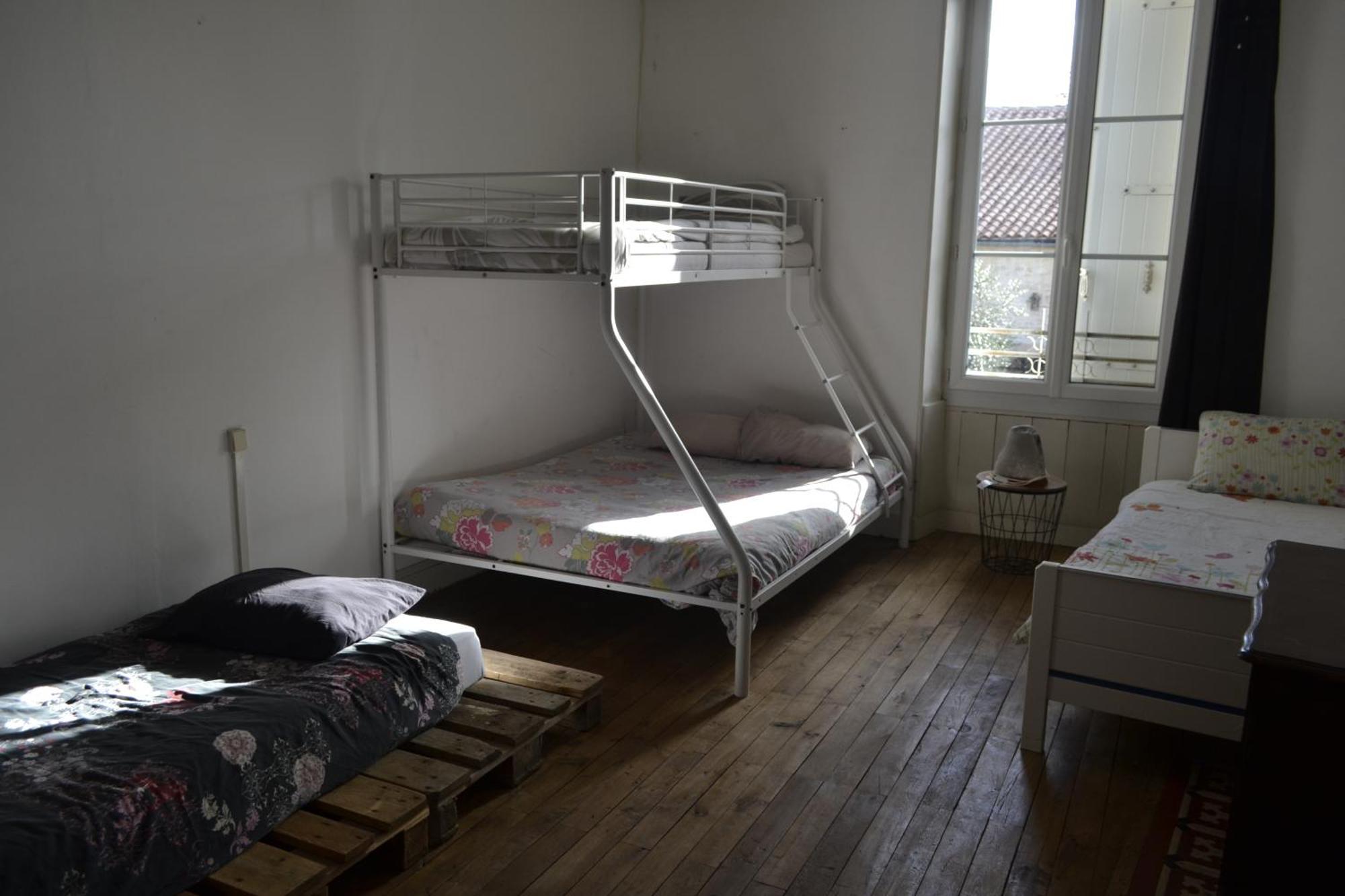 Chef-Boutonne Grande Chambre D'Hote Pour 4 A 5 Personnes B&B 외부 사진